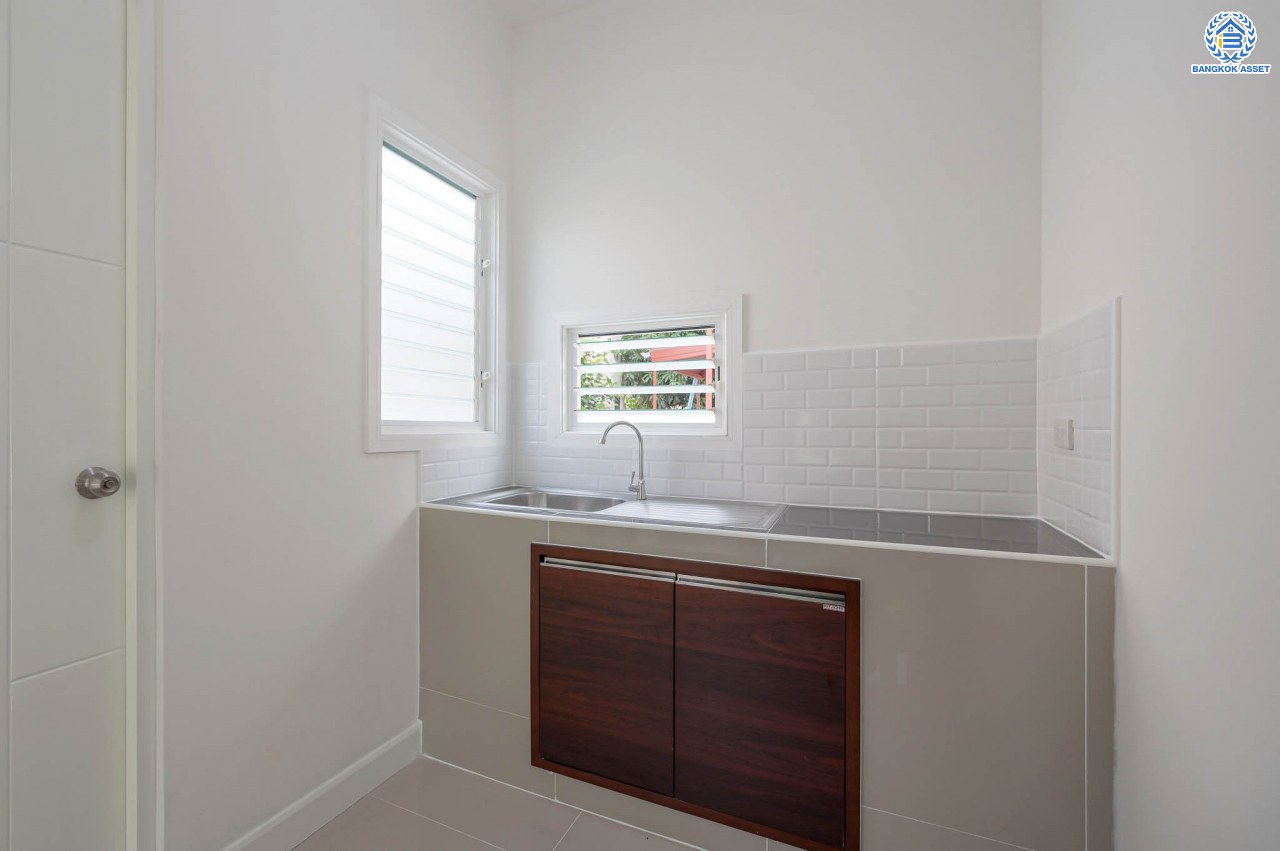 บ้านมือสองตกแต่งใหม่ จากแบรนด์Sansiri โครงการ คณาสิริ วัดพระเงิน หลังมุม ตกแต่งสไตล์โมเดิร์น เนื้อที่ 55.7 ตร.ว. ฟังก์ชัน 3 ห้องนอน 2 ห้องน้ำ 1 ห้องอเนกประสงค์ จอดรถได้ 2 คัน บนทำเลเดินทางสะดวก ใกล้รถไฟฟ้าสายสีม่วง "สถานีตลาดบางใหญ่" จุดขึ้นทางด่วน "ศรีรัช" และเซ็นทรัลเวสต์เกต